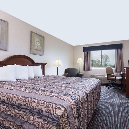 Baymont By Wyndham Columbus/Rickenbacker Hotel Eksteriør billede