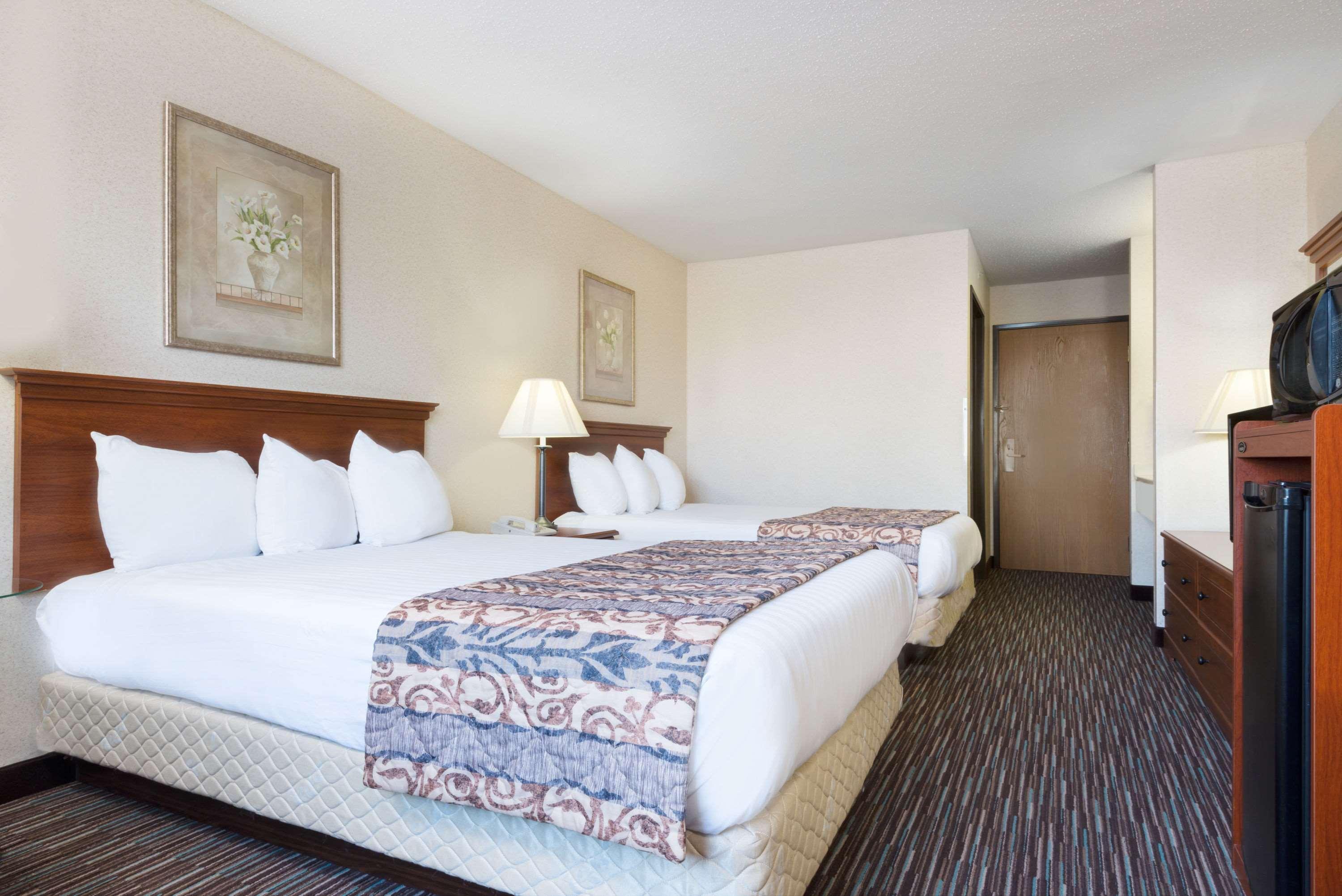 Baymont By Wyndham Columbus/Rickenbacker Hotel Eksteriør billede