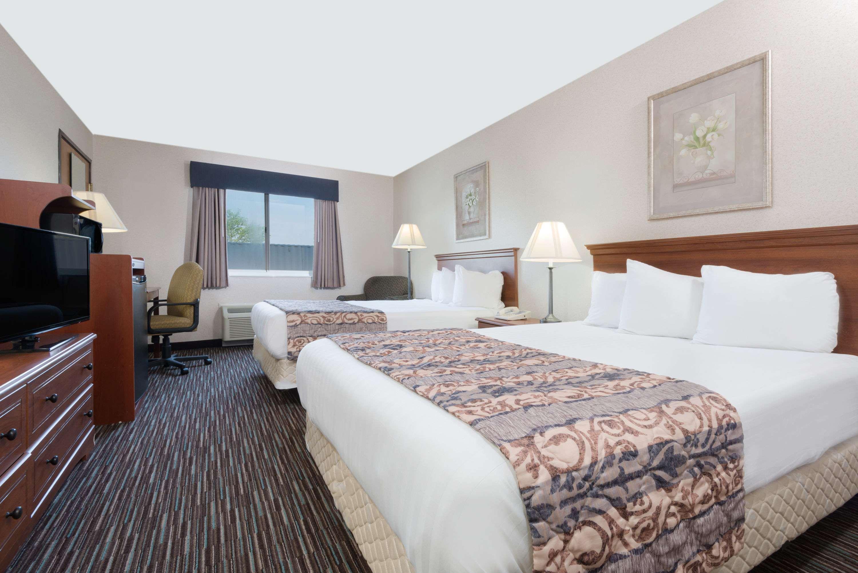 Baymont By Wyndham Columbus/Rickenbacker Hotel Eksteriør billede