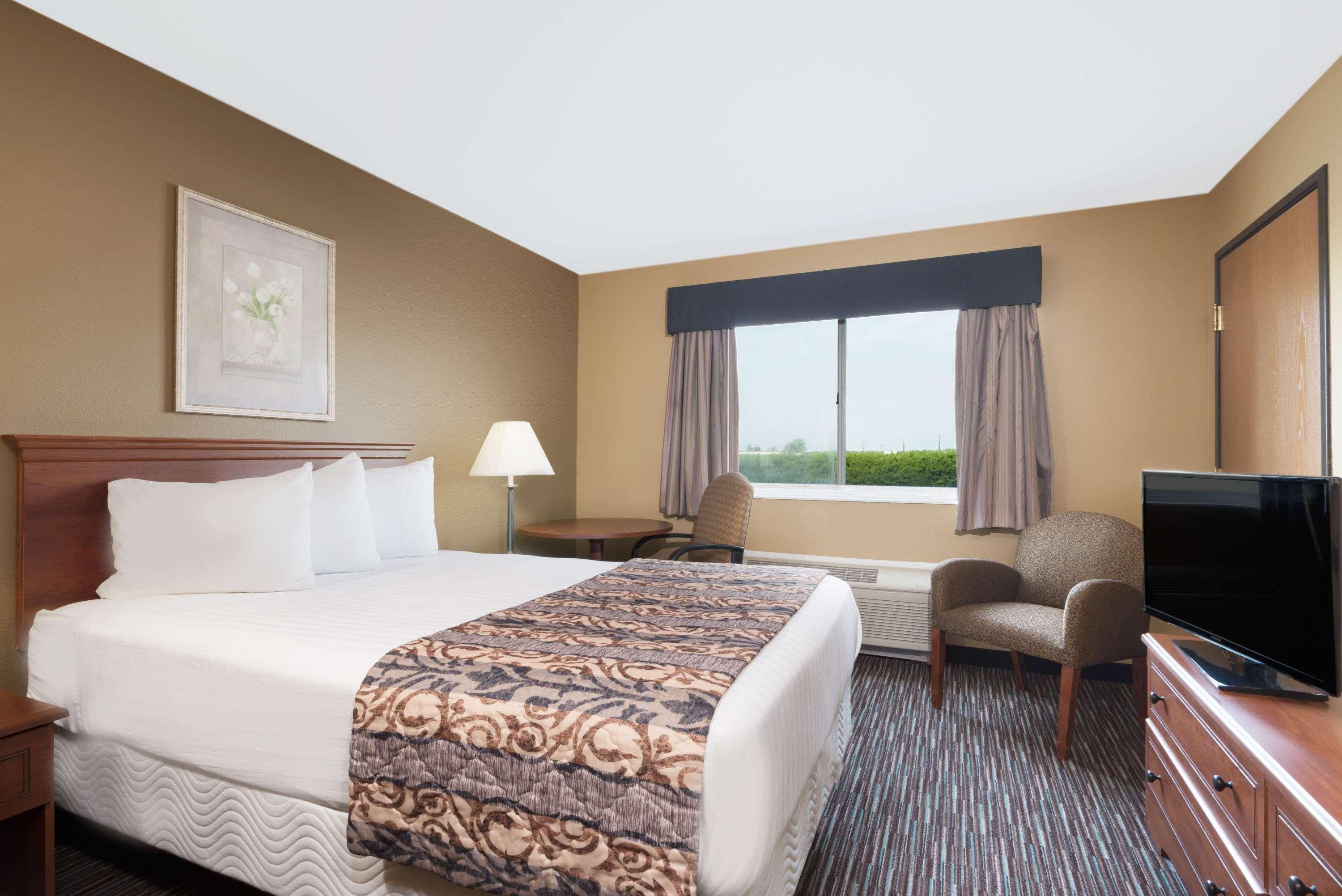 Baymont By Wyndham Columbus/Rickenbacker Hotel Eksteriør billede