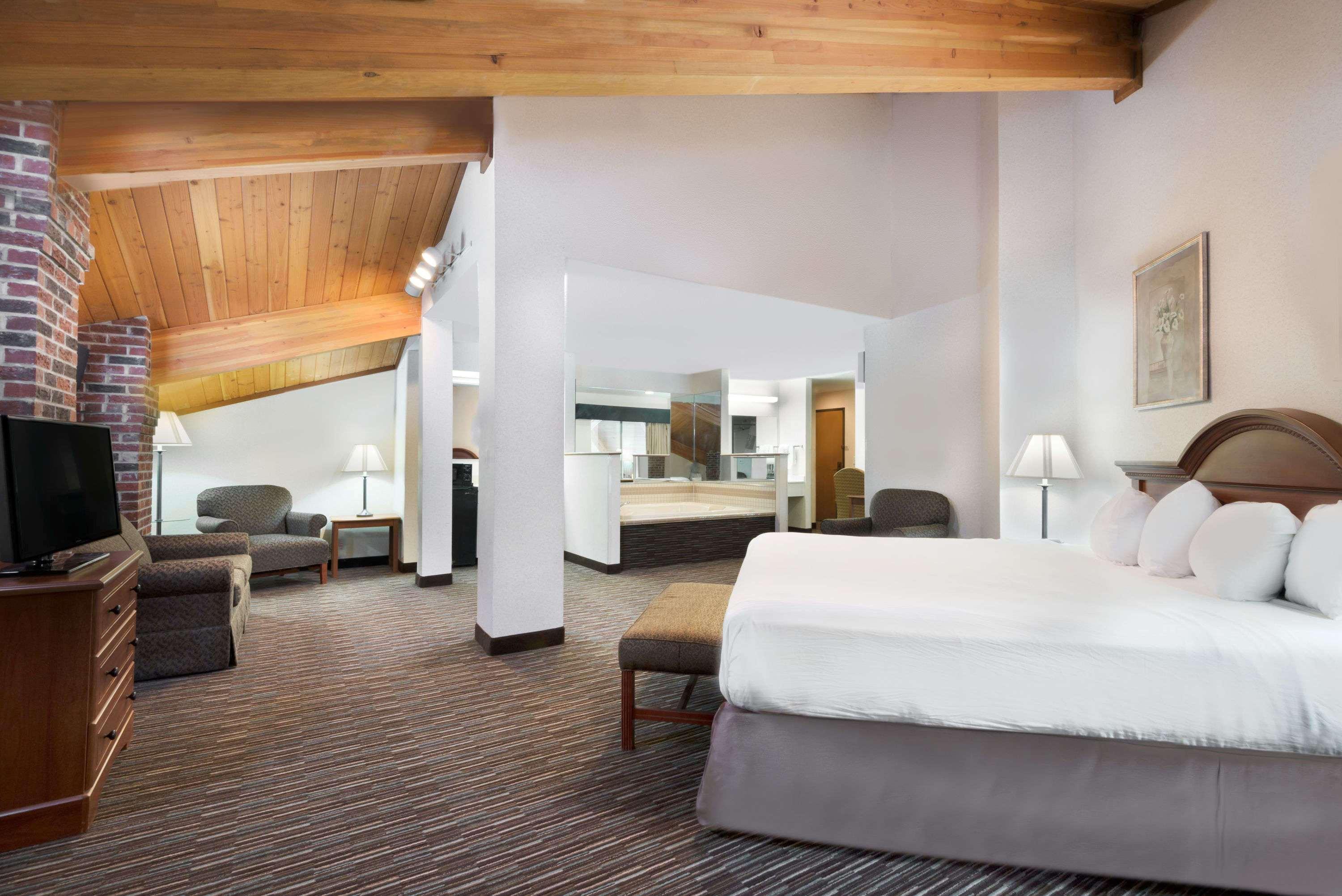 Baymont By Wyndham Columbus/Rickenbacker Hotel Eksteriør billede