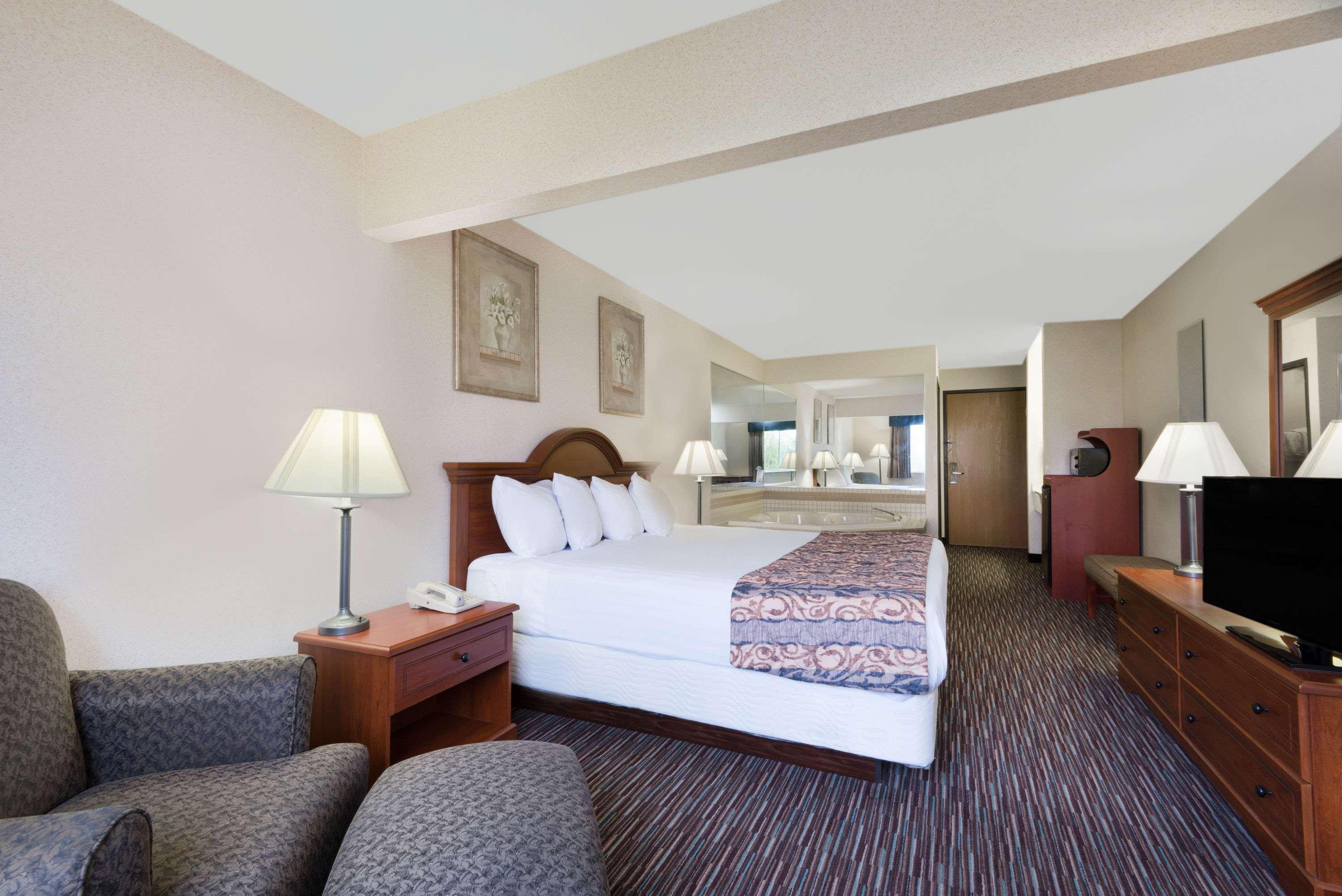 Baymont By Wyndham Columbus/Rickenbacker Hotel Eksteriør billede