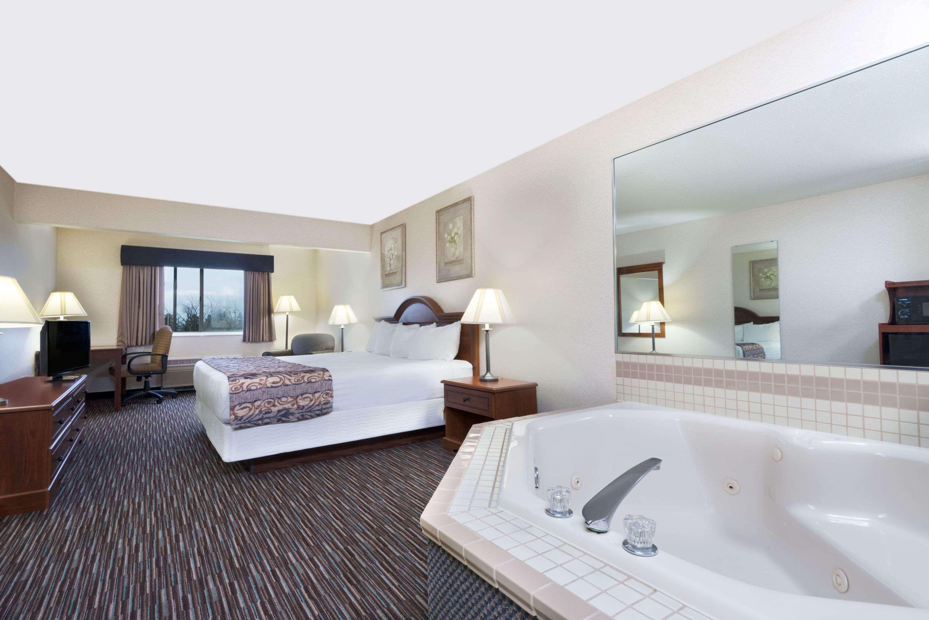 Baymont By Wyndham Columbus/Rickenbacker Hotel Eksteriør billede