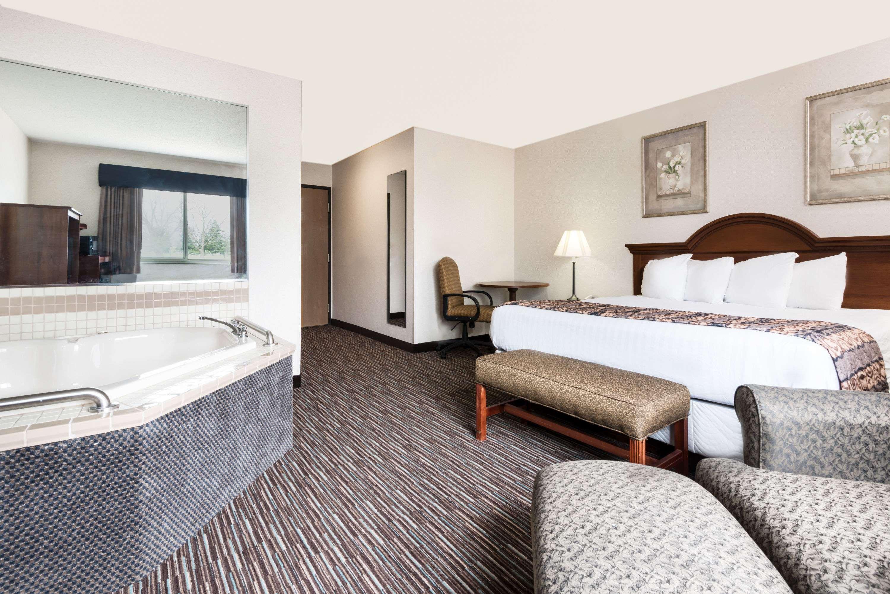 Baymont By Wyndham Columbus/Rickenbacker Hotel Eksteriør billede