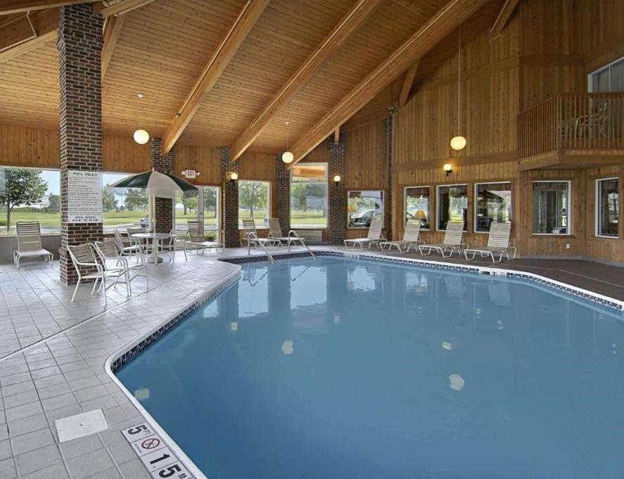Baymont By Wyndham Columbus/Rickenbacker Hotel Eksteriør billede