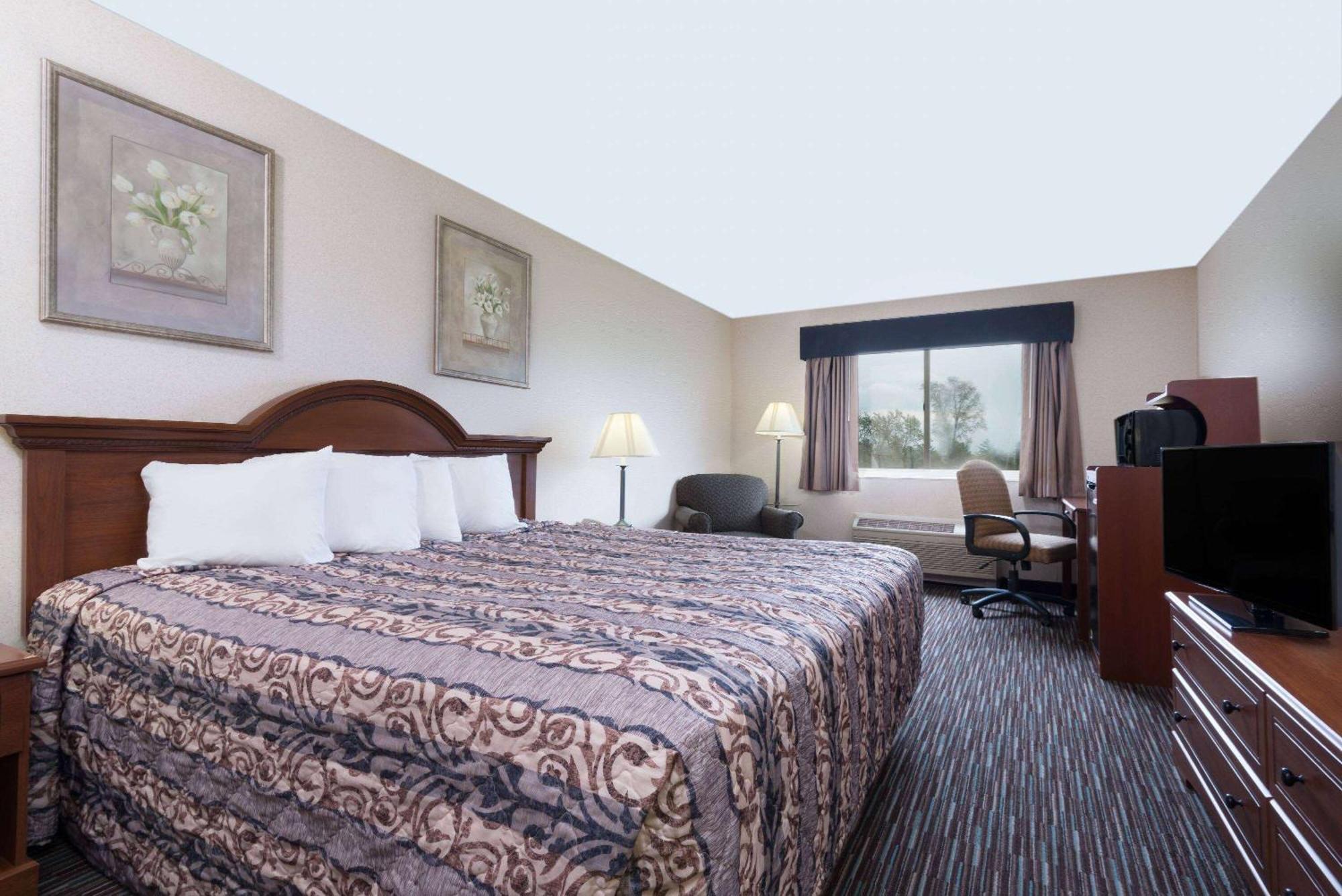 Baymont By Wyndham Columbus/Rickenbacker Hotel Eksteriør billede
