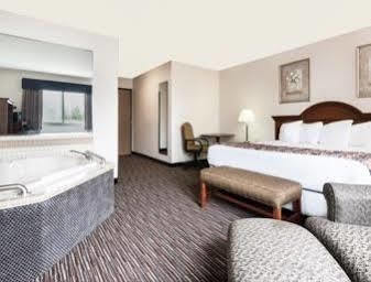 Baymont By Wyndham Columbus/Rickenbacker Hotel Eksteriør billede