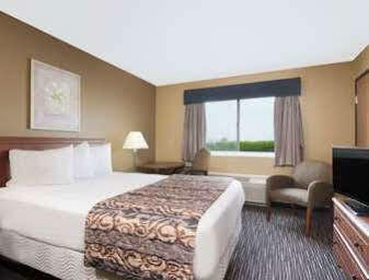 Baymont By Wyndham Columbus/Rickenbacker Hotel Eksteriør billede